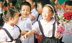 Học sinh náo nức ngày khai trường, phụ huynh lo lắng với các khoản phải nộp. Ảnh: Hồng Vĩnh