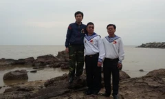 Từ trái sang: Các cựu chiến binh Lê Hữu Thảo, Nguyễn Văn Thống, Lê Văn Đông tại vùng biển Đồ Sơn (Hải Phòng), mong một ngày được trở lại Trường Sa. Ảnh do nhân vật cung cấp