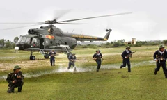 Trực thăng tập trận đổ quân đánh chiếm mục tiêu.