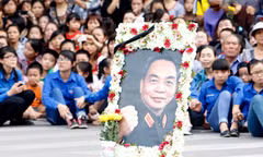 'Dải ngân hà cháy sáng trên mặt đất' và sự thức tỉnh