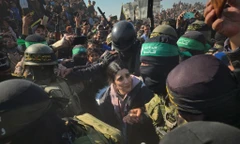 Israel tức giận với cảnh tượng hỗn loạn khi Hamas trao trả con tin