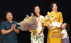 Tiền Phong Marathon 2021 trao giải thưởng vận động viên lứa tuổi 45 trở lên cự ly 21km