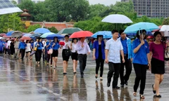Người dân đội mưa xếp hàng vào lăng viếng Bác. Ảnh: Xuân Tùng. 