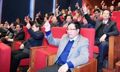 Các đại biểu biểu quyết thông qua Nghị quyết Đại hội. Ảnh: Hồng Vĩnh.