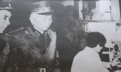 Đại tướng Võ Nguyên Giáp thăm một đơn vị Trinh sát kỹ thuật Cục 2 đêm 20/12/1972.