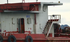 Dùng tàu vỏ sắt công suất lớn khai thác cát trộm