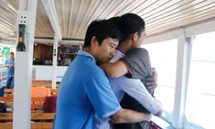 Ôm lấy ân nhân trước khi rời Đà Nẵng. Ảnh: Thanh Trần.