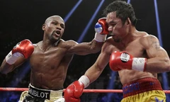 Chỉ với 12 hiệp đấu ngày 2/5, Mayweather (trái) trở thành VĐV hưởng lương cao nhất thế giới năm 2015. Ảnh: AP.
