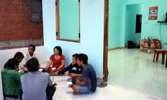 Bữa cơm đầu tiên của gia đình ông Huỳnh Văn Nén ở căn nhà mới.