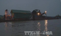 Công an Hà Nội bắt giữ 5 tàu và 10 “cát tặc” trên sông Hồng