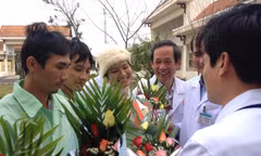 Bác sĩ tặng hoa cho các bệnh nhân.