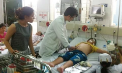 Khám chữa bệnh cho một học sinh tại TPHCM. Ảnh: Quốc Ngọc.