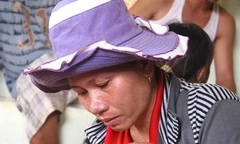 Cạn khô nước mắt ngóng chồng...