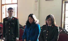 Bị can Cầm Thị Bun Sọn (giữa ảnh) bị khởi tố bổ sung tội "Nhận hối lộ".
