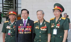 Anh hùng Lao động Lê Văn Kiểm ( thứ 2 từ trái sang) cùng các Anh hùng lực lượng vũ trang về dự Đại lễ 1.000 năm Thăng Long - Hà Nội