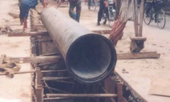 Bé ba tuổi sóng sót sau hai ngày rơi xuống cống