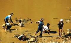 Những đứa trẻ đang hì hục đào đãi bên dòng sông Vàng (xã Tư, Đông Giang, Quảng Nam). Ảnh: Nguyễn Huy