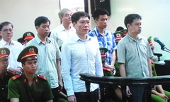 Dương Tự Trọng và các bị cáo trước tòa. Ảnh: Tuấn Nguyễn