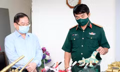 Thượng tướng Võ Văn Tuấn giới thiệu mô hình máy bay Su-30MK2 số hiệu 9370 với Tổng Biên tập báo Tiền Phong Lê Xuân Sơn ẢNH: Hoàng Mạnh Thắng 