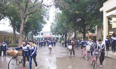 Có 3 tiếng nghỉ trưa, một số học sinh Hà Nội lại nghỉ theo lối...khó ngờ. Ảnh: Trường Phong