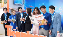 Đại biểu Đại hội Đoàn XII hào hứng check in, thử làm MC tại không gian studio Báo Tiền Phong