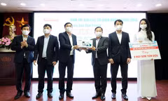 Khối Thi đua các cơ quan Đảng Trung ương trao quà tặng, gửi niềm tin