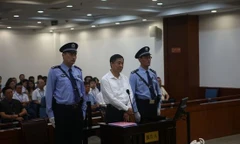 Ông Bạc Hy Lai bình tĩnh tại tòa
