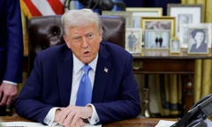 Tổng thống Mỹ Donald Trump nói chuyện với báo chí khi ký sắc lệnh ở Nhà Trắng ngày 31/1. (Ảnh: Reuters)