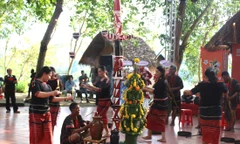 Thầy cúng đọc lời khấn gửi đến thần bếp, thần lửa