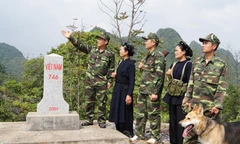 ĐVTN biên phòng và dân quân địa phương tuần tra bảo vệ đường biên, cột mốc trên tuyến biên giới Cao Bằng