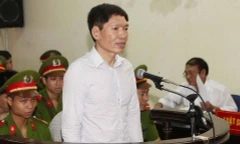 Bị cáo Dương Tự Trọng trước vành móng ngựa. (Ảnh: Doãn Tấn/TTXVN)