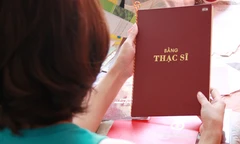 Thạc sĩ trông quán cà phê, phụ xe...