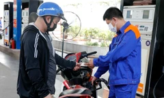 Giá xăng dầu dự báo giảm mạnh vào ngày mai.