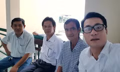 Ông Huỳnh Văn Nén (áo ca rô), ông Huỳnh Trung Nghĩa (bên trái) cùng hai LS tư vấn là LS Phạm Công Út và LS Nguyễn Văn Quynh.
