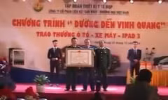 Hình ảnh ông Nguyễn Văn Quyền trao Bằng khen cho Công ty CP Tập đoàn Thiết bị Y tế BQP. Ảnh cắt từ clip