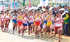 Các vận động viên nữ trên đường chạy Ảnh: Hồng Vĩnh