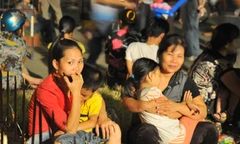 Tội nhất là những em nhỏ , tất cả đều mệt mỏi và buồn ngủ