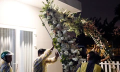 Hàng chục công nhân đội mưa trang trí cho lễ rước dâu của Thu Thảo