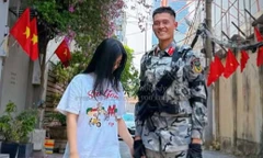 Chuyện tình được cả nước mong thành đôi của chiến sĩ diễu binh và cô gái tặng hoa