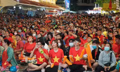 Bầu trời rực đỏ mừng U23 Việt Nam vô địch SEA Games: Mặc kệ deadline, chúng tôi "đi bão"!