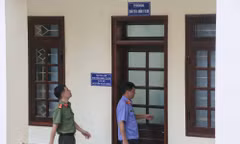 Cơ quan chức năng làm việc sau sai phạm điểm thi ở Sở Giáo dục và Đào tạo Hòa Bình hồi tháng 8/2018 Ảnh: Huy Thanh 