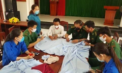Cán bộ, chiến sĩ Đồn Biên phòng Cần Thạnh và ĐVTN địa phương tự cắt may khẩu trang tặng người nghèo