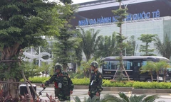 Một tổ công binh đang dò tìm bom mìn, vật nổ tại sân bay Đà Nẵng