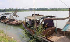 Bắt giữ hai tàu hút cát trái phép