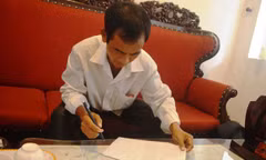Ông Huỳnh Văn Nén kí tên vào đơn tố cáo bổ sung vào chiều 3/3. Ảnh: Ngô Bình