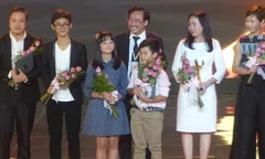 Đoàn làm phim vui mừng nhận giải Bông sen Vàng.