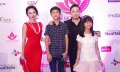 Cặp đôi vàng của điện ảnh Việt, Đinh Ngọc Diệp và Victo Vũ cùng 2 diễn viên nhí của bộ phim "Tôi thấy hoa vàng trên cỏ xanh" – Thinh Vinh và Thanh Mỹ, trên thảm đỏ Liên hoan phim.