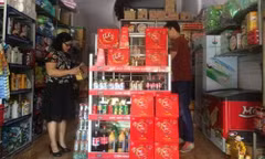 Đoàn công tác của Viện An toàn vệ sinh thực phẩm quốc gia và cán bộ Chi cục An toàn vệ sinh thực phẩm lấy mẫu thực phẩm tại cửa hàng tạp hóa 