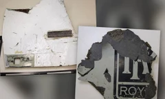 Các mảnh vỡ cho thấy có thể buồng lái của MH370 rách toạc trước khi rơi xuống biển. Ảnh: DB
