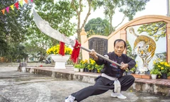 Võ sư Bùi Tá Ngọc biểu diễn võ thuật tại lăng Bùi Tá Hán, một võ tướng lừng danh của Quảng Ngãi thời xưa. Ảnh: Văn Chương